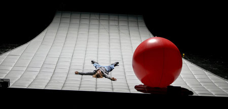 Da legst di nieder: Peter Holtz (Moritz Kienemann), überrollt vo...