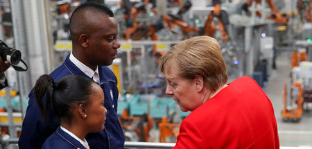 Skepsis angebracht: Merkel beim PR-Termin im Gespräch mit Auszub...