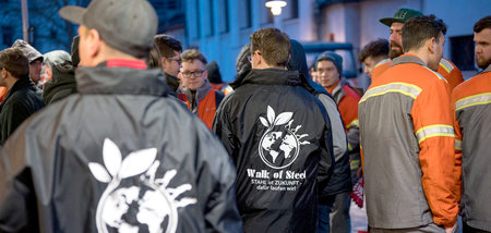 Stahlarbeiter aus dem Saarland zu Beginn ihres »Walk of Steel« i...