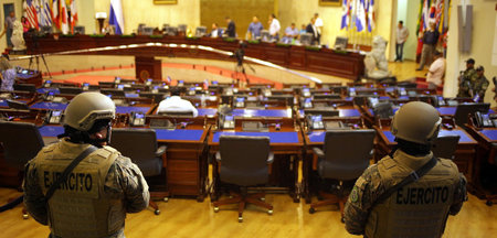 Schwerbewaffnete Soldaten im Parlament in San Salvador am Sonnta...