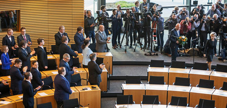Erfurt, 5. Februar: Die AfD-Landtagsfraktion applaudiert Thomas ...