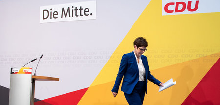 Bitte hier entlang: Annegret Kramp-Karrenbauer verlässt nach ihr...