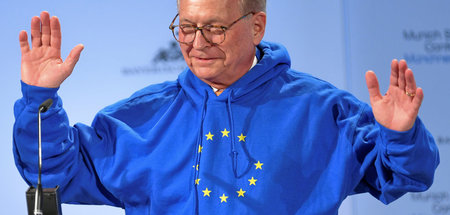 Wolfgang Ischinger im feschen EU-Kapuzenshirt auf der »Sicherhei...