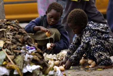 Kinder im Simbabwe suchen im Müll nach Eßbarem (Dezember 2005)