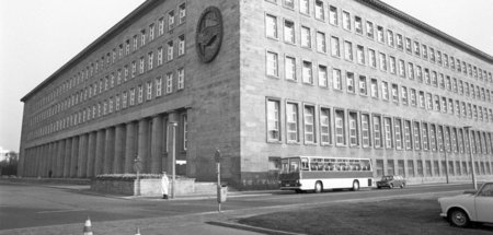 »Zeit der Überforderung«: Gebäude des Politbüro des Zentralkomit...