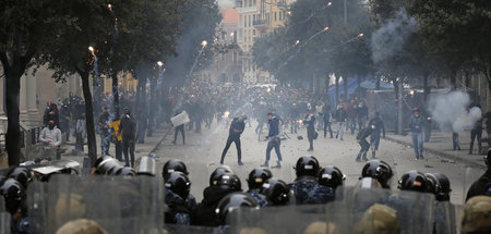 Können Krise nicht lösen: Demonstranten wollen in Beirut die Abs...