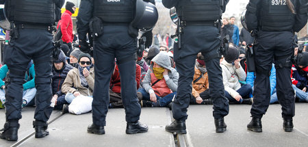 Straße dicht: Blockade der Neonazidemonstration am Samstag in Dr...