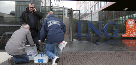 Forensiker vor einer betroffenen Filiale der ING-Bank (Amsterdam...