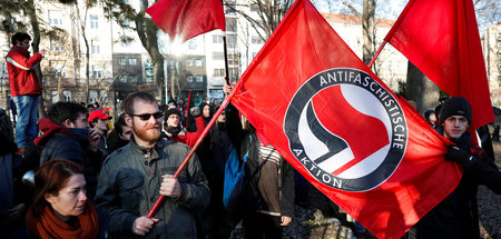Teilnehmer der Demonstration gegen den Aufmarsch der Faschisten ...