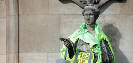 Ein Demonstrant vor der Opéra Garnier in Paris vor der Debatte i...