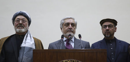 Abdullah Abdullah (M.) am Dienstag auf einer Pressekonferenz in 