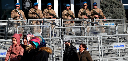 Türkische Soldaten vor dem Gerichtssaal des Hochsicherheitsgefän...