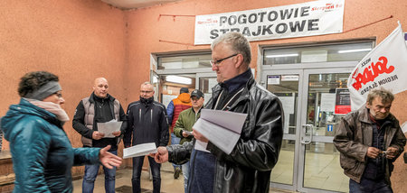 Streikende Arbeiter der Polska Grupa Gornicza (PPG) verteilen Fl...