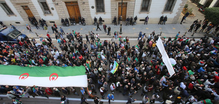 Woche um Woche laufen sie seit einem Jahr: Die algerische Massen...