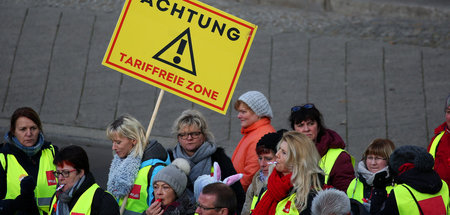 Kämpfen für Lohngerechtigkeit: Streikende Beschäftigte auf dem A... Kämpfen für Lohngerechtigkeit: Streikende Beschäftigte auf dem A...