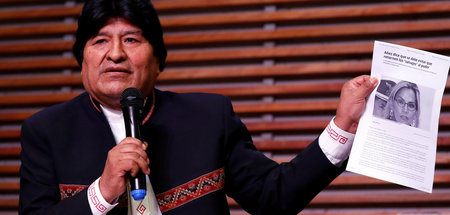 Evo Morales zeigt auf einer Pressekonferenz in Buenos Aires am F...
