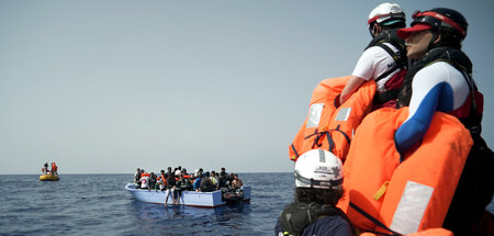 Einzige Rettung für Bootsflüchtlinge in Seenot auf dem Mittelmee