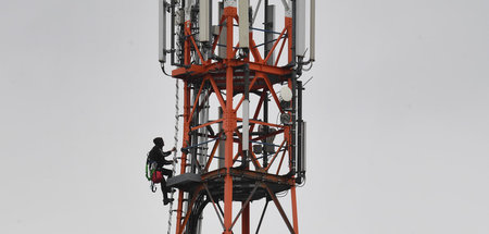 Viel Technik und viel Ideologie: Arbeiten an einem Funkmast für ...