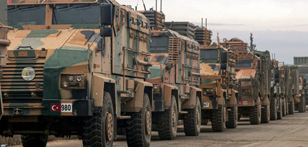 Türkische Militärfahrzeuge in Hazano in der syrischen Provinz Id... Türkische Militärfahrzeuge in Hazano in der syrischen Provinz Id...