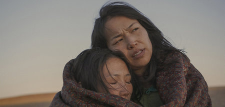 Uralte Rituale sind ihr fremd: Wessi (Uisenma Borchu, l.) und Sc...