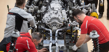 Sollen nicht zu hohe Forderungen stellen: Arbeiter der Porsche A...