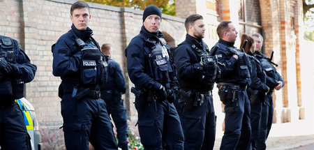 Mangelhafter Schutz für die Synagoge? Polizisten nach dem Terror...
