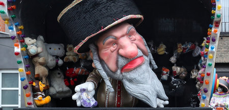 Wagen mit antisemitischer Symbolik beim Karnevalsumzug in Aalst ...