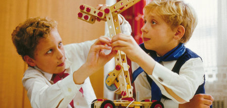 Ob Spielzeugkran oder »Rollbrett«: Spielen in der DDR förderte h... Ob Spielzeugkran oder »Rollbrett«: Spielen in der DDR förderte h...