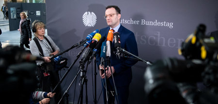 Der Bundesgesundheitsminister vor den Kameras nach der Tagung de... Der Bundesgesundheitsminister vor den Kameras nach der Tagung de...