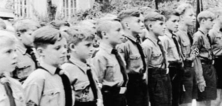 Unter anderem für die Jugendorganisationen der Nazis schrieb und...