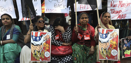 Mitglieder der Kommunistischen Partei protestieren in Neu-Delhi ...