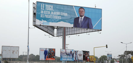 Anschein demokratischen Wettbewerbs: Wahlplakat des alten und ne...