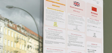 Infoposter zum Coronavirus in einer Berliner Arztpraxis