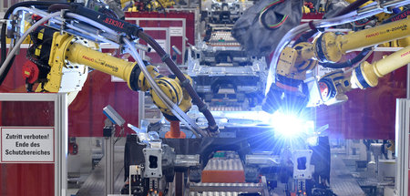 Profitmaschine digitalisierter Kapitalismus: Schweißroboter in d...