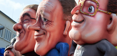 Diese Narren: Karnevalswagen mit Figuren von Armin Laschet, Frie...