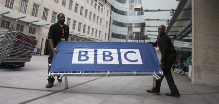 Arbeiten im BBC-Hauptquartier: Tory-Regierung plant, den Sender ...