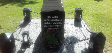 Seitenansicht des Denkmals: »Du sollst an Deutschlands Zukunft g...