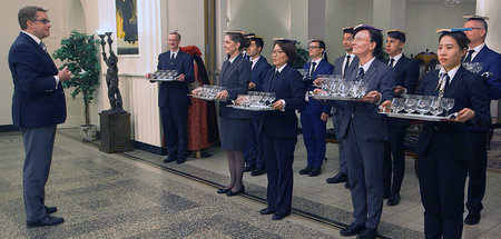 Aufrechter Gang mit Hilfe eines Buchs: »Re: Traumjob Butler«