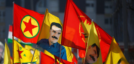 In Deutschland kriminalisierte Fahnen kurdischer Organisationen ...