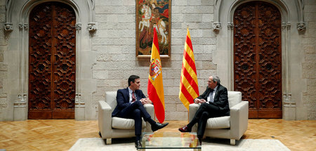 Spaniens Ministerpräsident Pedro Sánchez (l.) und Kataloniens Re...