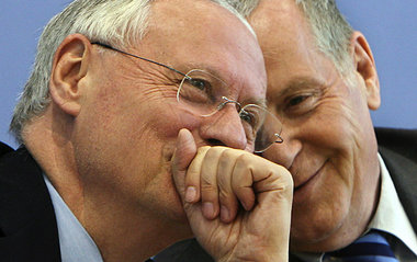 Lacht sich ins Fäustchen: Fraktionschef Oskar Lafontaine mit Lin... Lacht sich ins Fäustchen: Fraktionschef Oskar Lafontaine mit Lin...