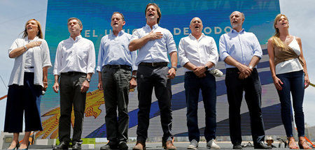 Der künftige Präsident Uruguays Lacalle (M.) nach dem Wahlsieg a... Der künftige Präsident Uruguays Lacalle (M.) nach dem Wahlsieg a...