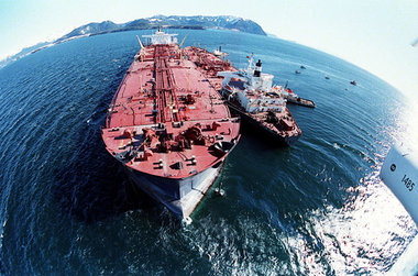 Wenige Tage nach der folgenschweren Havarie: Der Tanker »Exxon V...