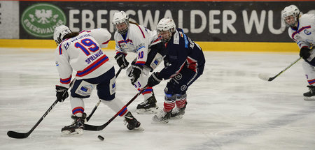 Stürmerin Kerstin Spielberger (Nummer 19) überwand die Berliner ... Stürmerin Kerstin Spielberger (Nummer 19) überwand die Berliner ...