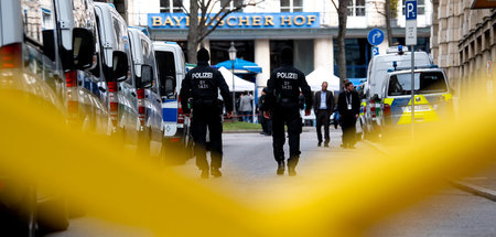 Polizeiaufgebot zum Schutz der Tagung im Bayerischen Hof (16.2.2... Polizeiaufgebot zum Schutz der Tagung im Bayerischen Hof (16.2.2...