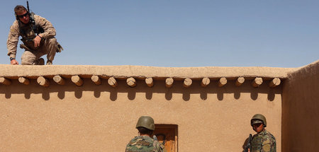 US-Soldat und Angehörige der afghanischen Regierungstruppen in d...