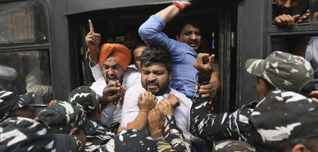 Die Polizei nahm am Montag mehrere Menschen wegen der Übergriffe...