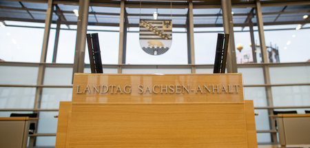 Rednerpult im Plenarsaal des Landtages von Sachsen-Anhalt (Magde...