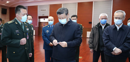 KP-Generalsekretär und Staatschef Xi Jinping (M.) informiert inf