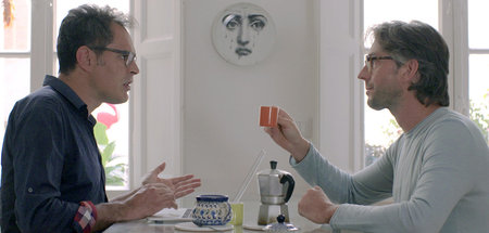 Luca (l.) und Gustav (r.) diskutieren über Komplimente für Fraue...